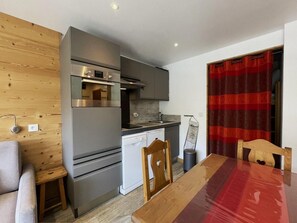Interior - 10m from resort center, 6th floor, view mountain, balcony, tv, ski locker, 27m², Les Menuires (Les Menuires)