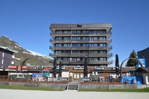 Exterior - 10m from resort center, 6th floor, view mountain, balcony, tv, ski locker, 27m², Les Menuires (Les Menuires)