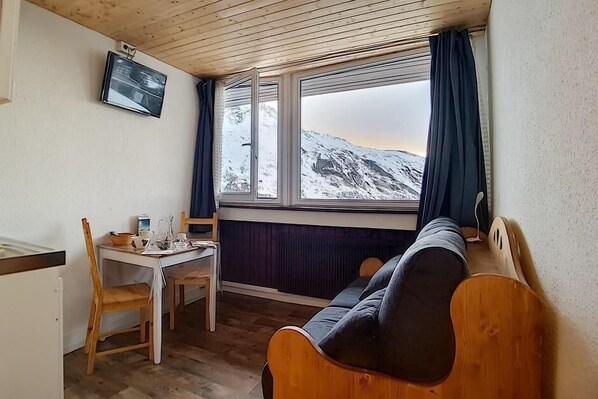 Living area - Ski in/ski out, 3rd floor, television, ski locker, 13m², Les Menuires (Les Menuires)