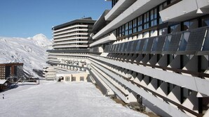A modern hotel with a unique zigzag architectural design, featuring multiple balconies and large windows. - Ground floor, view exceptional, balcony, tv, ski locker, 24m², Les Menuires (Les Menuires)