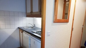 A compact kitchen with a dishwasher, a sink, and a stove. - 26m from ski slopes, 2nd floor, balcony, tv, ski locker, 35m², Valmorel (Valmorel)