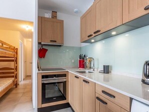 Fridge, microwave, oven, coffee/tea maker - 50m from ski slopes, 5th floor, view mountain, balcony, parking, tv, ski locker, 55m², La Plagne (La Plagne)