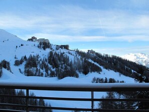 Property grounds - 50m from ski slopes, 5th floor, view mountain, balcony, parking, tv, ski locker, 55m², La Plagne (La Plagne)