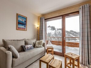 TV, DVD player - 50m from ski slopes, 5th floor, view mountain, balcony, parking, tv, ski locker, 55m², La Plagne (La Plagne)