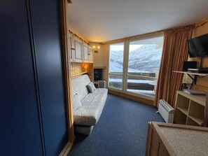 Living area - 200m from resort center, 2nd floor, balcony, tv, ski locker, 19m², Les Menuires (Les Menuires)