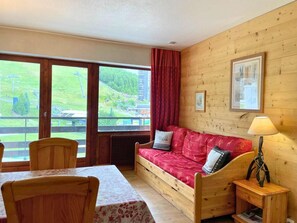 Living area - 10m from ski slopes, 4th floor, balcony, tv, ski locker, 35m², Les Menuires (Les Menuires)