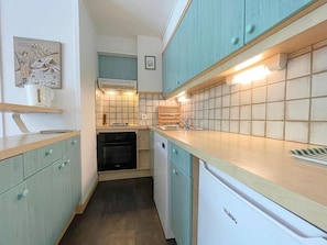 Fridge, oven, dishwasher, coffee/tea maker