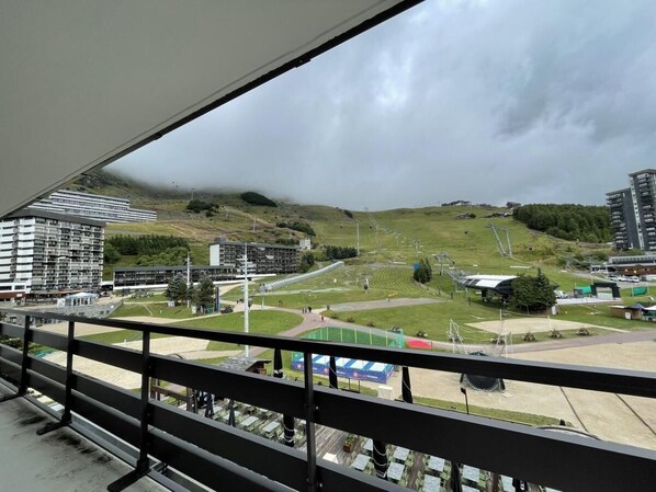 Property grounds - 10m from ski slopes, 4th floor, balcony, tv, ski locker, 35m², Les Menuires (Les Menuires)