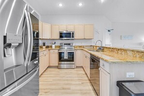 ثلاجة، ميكروويف، فرن، موقد طهي مسطح