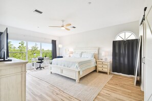 2 Schlafzimmer, Schreibtisch, Bügeleisen/Bügelbrett, Reisekinderbett