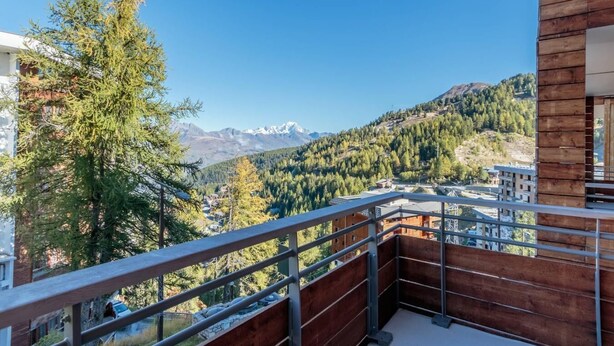A balcony with a view of a mountainous landscape, including snow-capped peaks and dense forests. - 50m from ski slopes, 4th floor, view mountain, balcony, tv, ski locker, 36m², La Plagne (La Plagne)