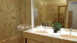 A bathroom with two sinks, a large mirror, a potted plant, and a towel rack. - 200m from ski lifts, 2nd floor, balcony, tv, ski locker, 56m², Brides Les Bains (Brides-les-Bains)