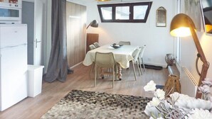 A compact living space with a dining area, a kitchen, and a small sitting area. - Ski-in/ski-out & foot of the slopes, 3rd floor, view valley, terrace, tv, ski locker, 55m² (Les Orres)