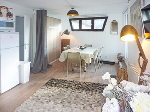 A compact living space with a dining area, a kitchen, and a small sitting area. - 50m from resort center, 3rd floor, view valley, terrace, tv, ski locker, 55m², Les Orres (Les Orres)
