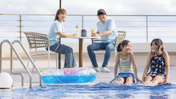 Kolam renang outdoor musiman, dengan payung kolam renang