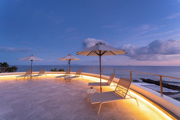 Piscine extérieure (ouverte en saison), parasols de plage