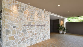 Un mur de pedra amb un senyal que diu "Atagawa Ocean Resort".