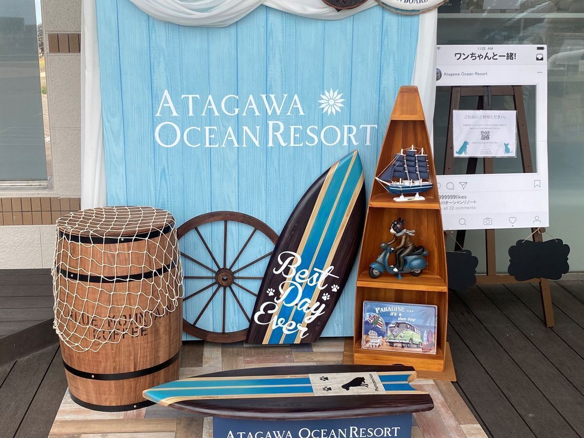 A display at Atagawa Ocean Resort featuring a wooden barrel, a surfboard with 'Best Day Ever' text, a miniature ship, and a small shelf with a toy car.