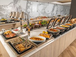 Café da manhã com buffet todos os dias mediante uma taxa