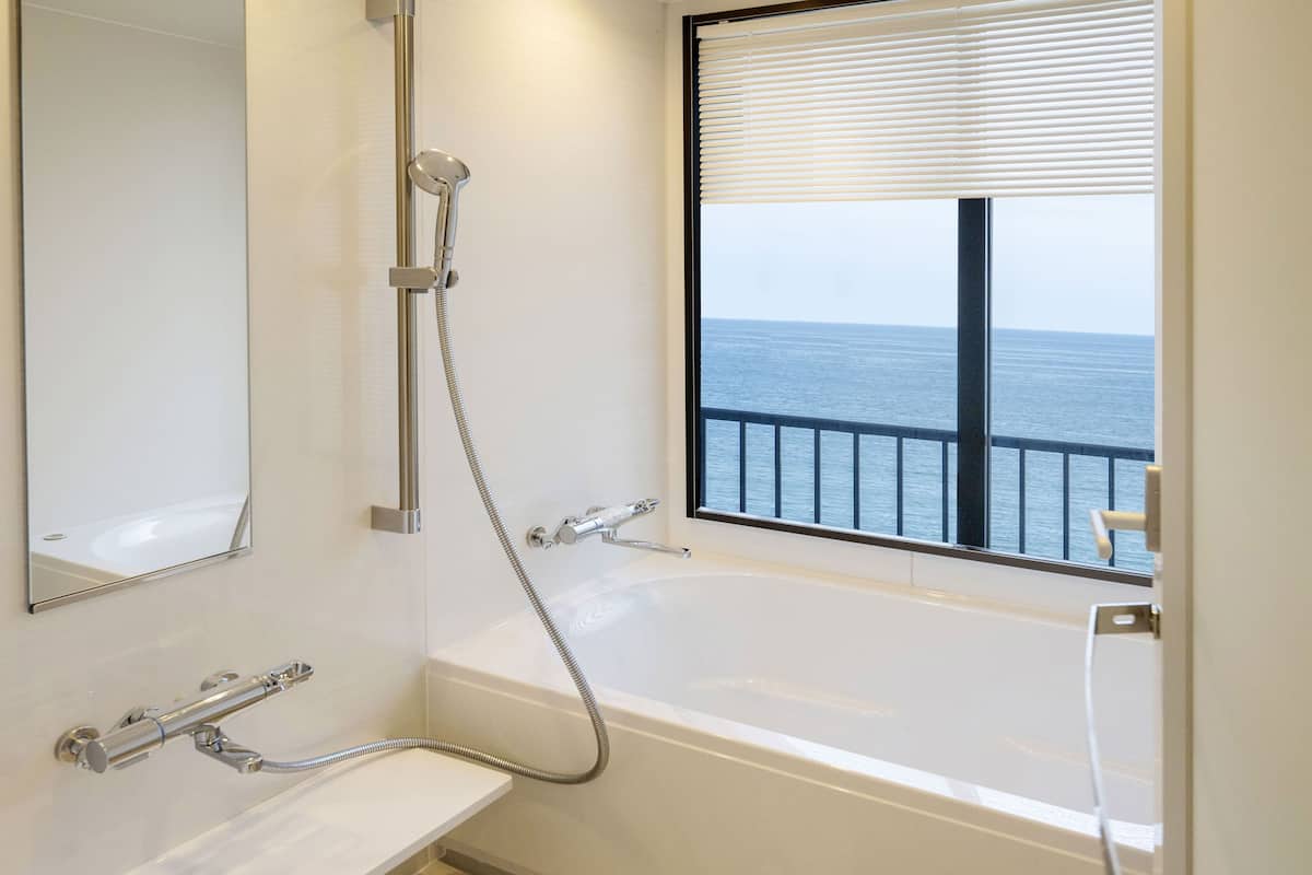 pet room(twin) (with view bath)non-smoking | bathroom | combined shower/bathtub, free toiletries, hair dryer, slippers