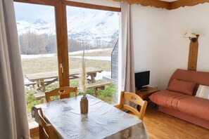 Interior - Ground floor, view mountain, swimming pool, terrace, parking, ski locker, 25m², La Joue du Loup (Agnières-en-Dévoluy)