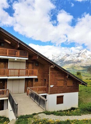 Exterior - Ground floor, view mountain, terrace, parking, tv, ski locker, 25m², La Joue du Loup (Agnières-en-Dévoluy)