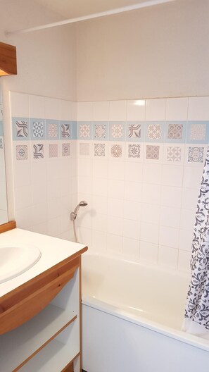 Bathtub - Ground floor, view mountain, swimming pool, terrace, parking, tv, ski locker, 25m², La Joue du Loup (Agnières-en-Dévoluy)