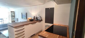 Réfrigérateur, micro-ondes, lave-vaisselle, cafetière/bouilloire