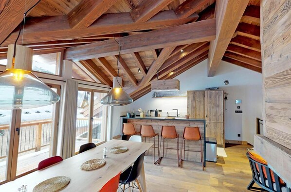 Dining - Chalet, wifi, 300m from ski lifts, fitness, sauna, terrace, balcony, fireplace or stove, parking, tv (Saint-Martin-de-Belleville)