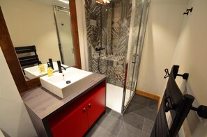 Shower - Chalet, wifi, 300m from ski lifts, fitness, sauna, terrace, balcony, fireplace or stove, parking, tv (Saint-Martin-de-Belleville)