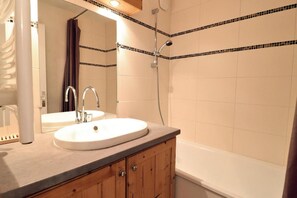 Bathtub - At the foot of shops, terrace, ski locker, 27m², Méribel-Mottaret (Méribel - Les Allues)