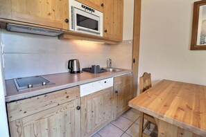 Fridge, microwave, oven, dishwasher - 200m from resort center, 3rd floor, balcony, ski locker, 21m², Méribel-Mottaret (Méribel - Les Allues)