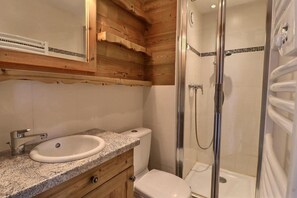 Shower - 200m from resort center, 1st floor, balcony, ski locker, 20m², Méribel-Mottaret (Méribel - Les Allues)