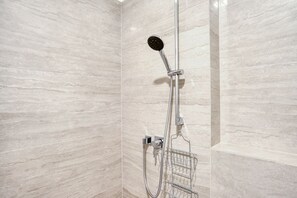 Hair dryer, towels - Sleek Charlottenburg Studio near KaDeWe & Kurfürstendamm, by Blueground (Berlin)