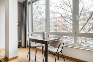 Dining - Sleek Charlottenburg Studio near KaDeWe & Kurfürstendamm, by Blueground (Berlin)