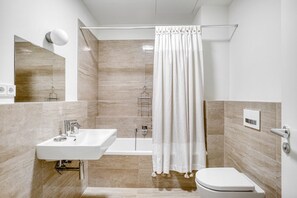 Een haardroger, handdoeken