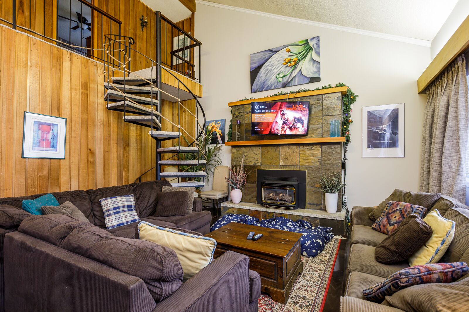 Blue Mountain Chalet, Just 2 minutes from the hill.