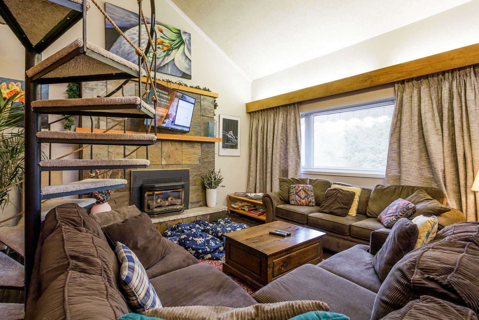 Blue Mountain Chalet, Just 2 minutes from the hill.