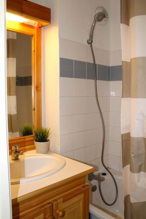 Bathroom - 200m from resort center, 3rd floor, view mountain, balcony, tv, 31m², Superdévoluy (Le Dévoluy)