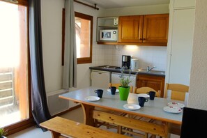 Fridge, dishwasher - 200m from ski slopes, 3rd floor, view mountain, balcony, tv, ski locker, 31m², Superdévoluy (Le Dévoluy)