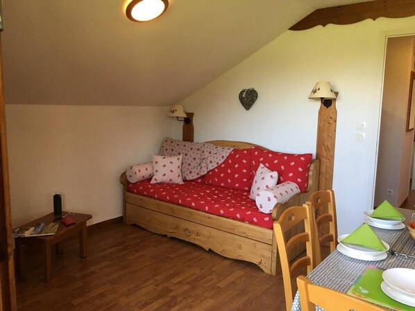 Living area - 1st floor, balcony, tv, 32m², La Joue du Loup (Le Dévoluy)