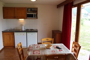 Fridge, microwave, coffee/tea maker - Ground floor, view mountain, tv, 27m², La Joue du Loup (Le Dévoluy)