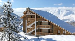 A wooden chalet with a steep roof, a wooden staircase, and balconies. - Ground floor, view mountain, tv, 27m², La Joue du Loup (Le Dévoluy)