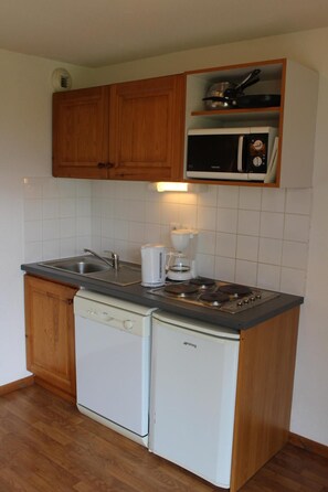 Køleskab, mikrobølgeovn, kaffe-/temaskine