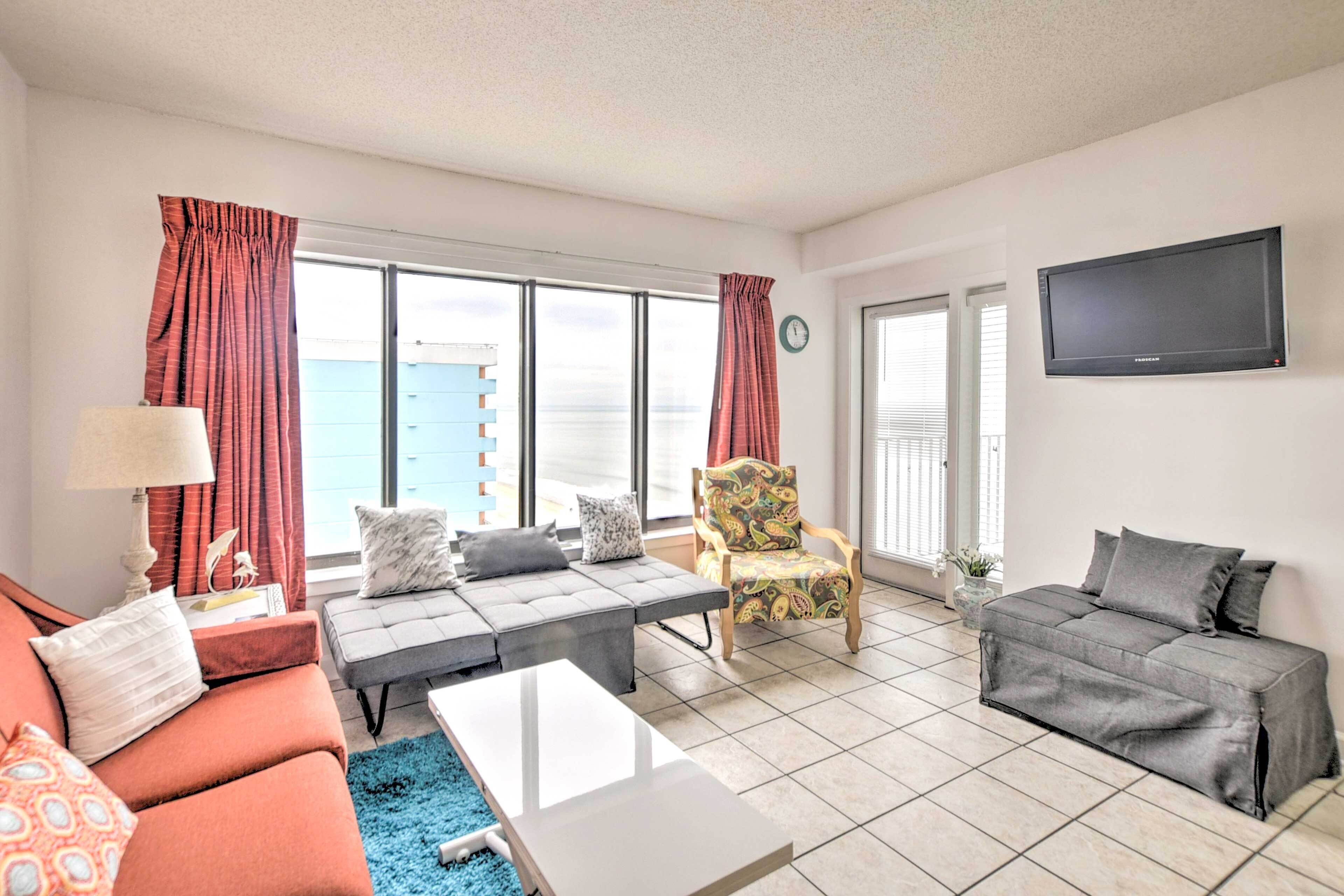 Myrtle Beach Condo w/ Balcony, Steps to Beach!