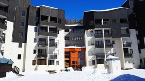 A multi-story building with balconies and a central entrance. - 2nd floor, balcony, tv, 24m², Les Menuires (Les Menuires)