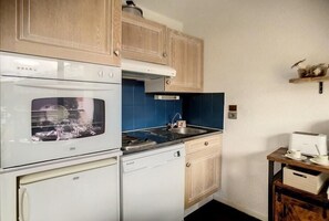 Kjøleskap, mikrobølgeovn, ovn og oppvaskmaskin