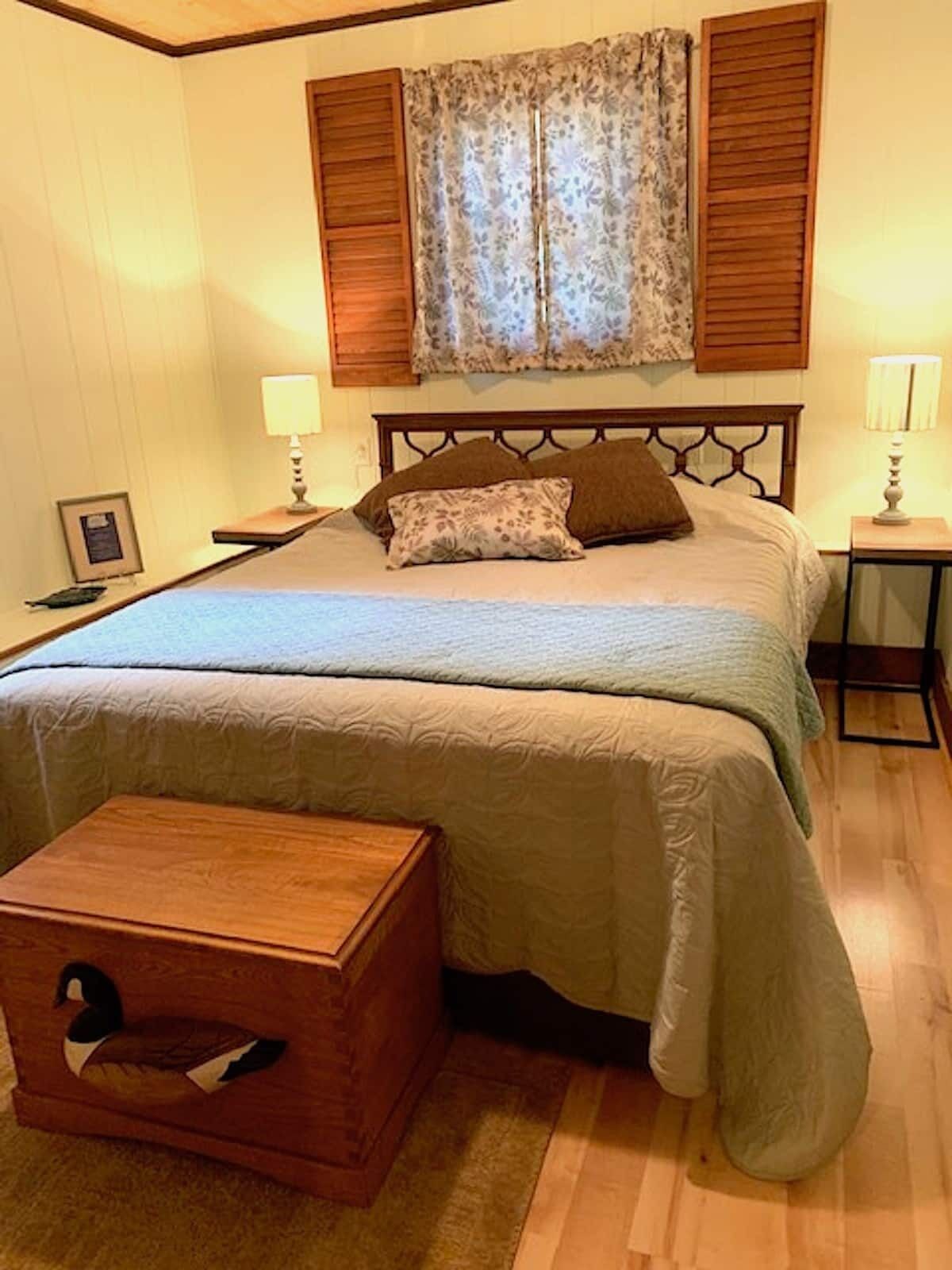 Cozy Cabin right on the Water!!