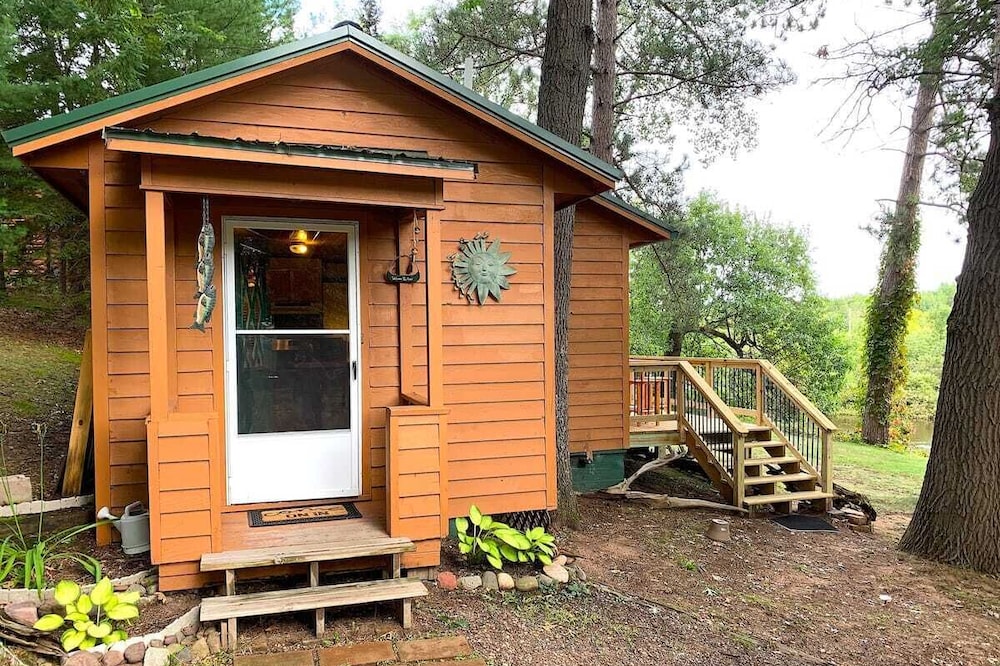 Cozy Cabin right on the Water!!