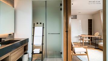 Separat badekar og bruser, dybe badekar, gratis toiletartikler